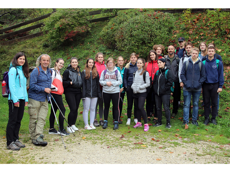 Bild 2: Die SchülerInnen der 8. b Klasse auf der literarischen Wanderung, ©Zdravko Haderlap